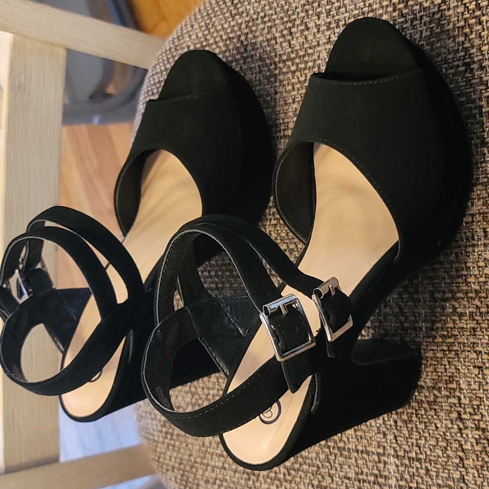 Black strappy heel- women's 8.5